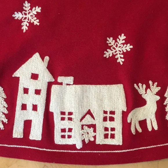 HOUSE & GARDEN | Wool Blend Embroidered Christmas Tree Skirt - Picture 6 of 13